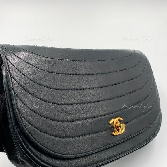 ❗️Sold❗️ CHANEL Vintage Lambskin Half Moon Flap Bag black/gold hardware - Picture 7 of 17